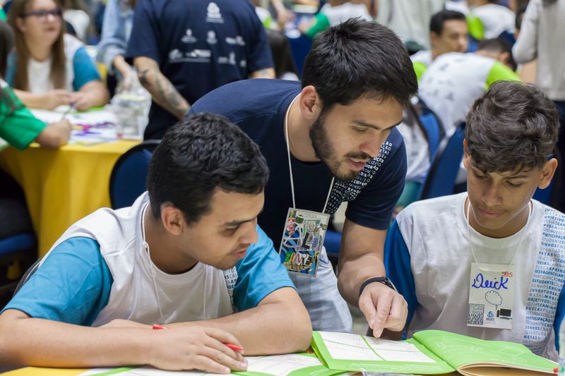 Ensino médio avança, mas aprendizagem ainda é baixa