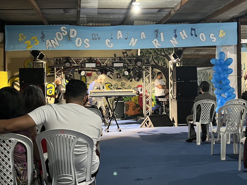 Participação voluntária de familiares e egressos amplia a capacidade de atendimento do Instituto Canarinhos de Sergipe